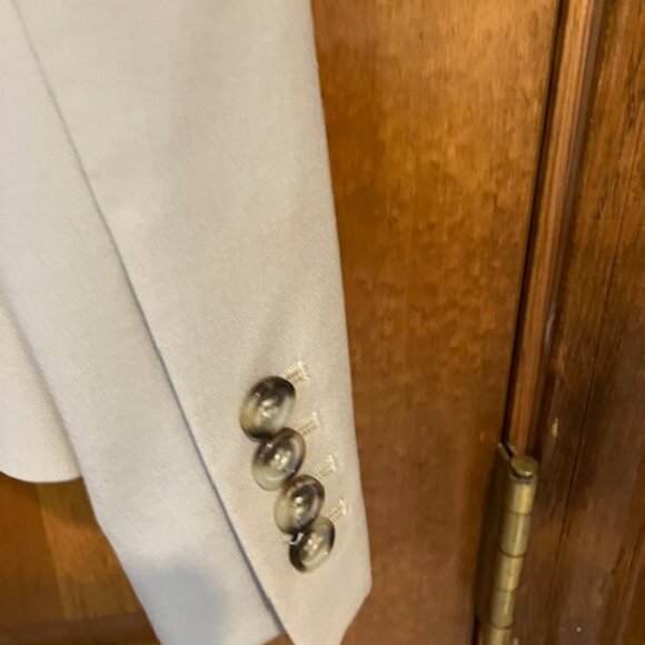 Anne Klein Soft Nude one button Blazer size 12P. Pre owned -like new - Picture 4 of 4